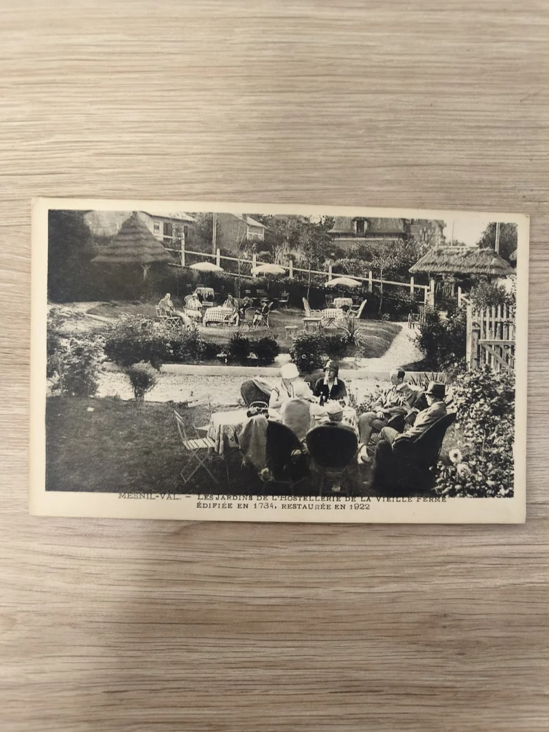 Ancienne carte postale CPA Mesnil-Val Hostellerie Vieille Ferme jardin rétro