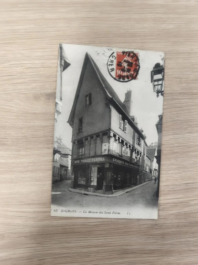 Ancienne carte postale Bourges Maison Trois Flûtes épicerie CPA noir et blanc