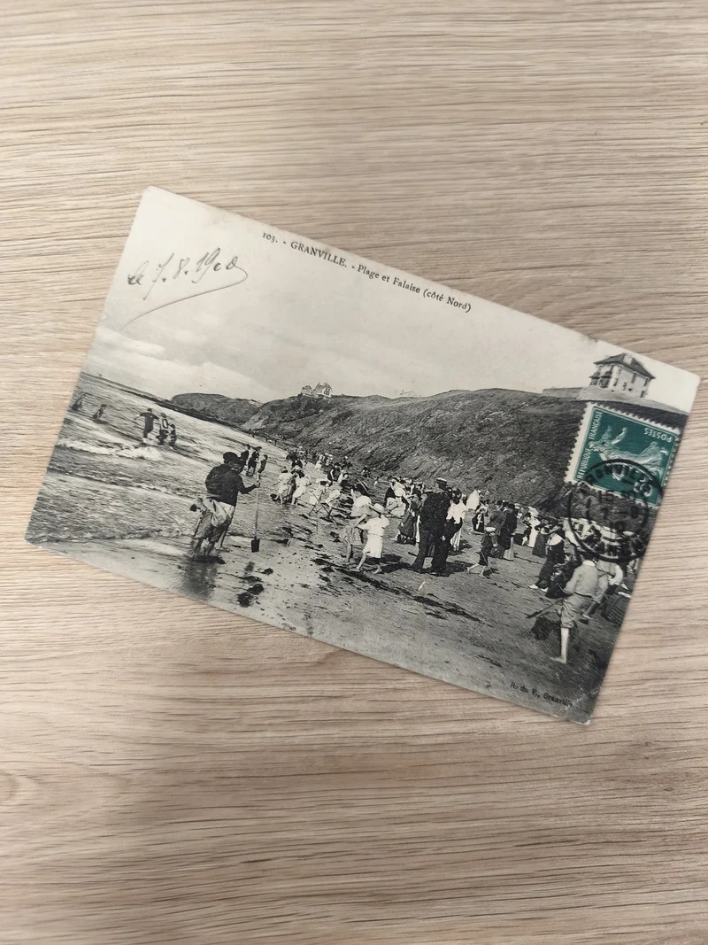 Ancienne CPA Granville Plage et Falaise côté Nord carte postale animée timbre