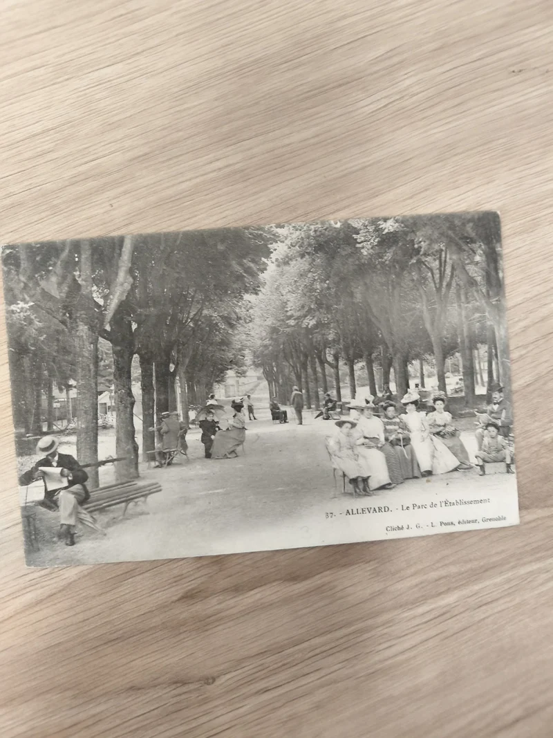 Carte postale ancienne ALLEVARD Parc de l?Établissement, scène animée, vintage