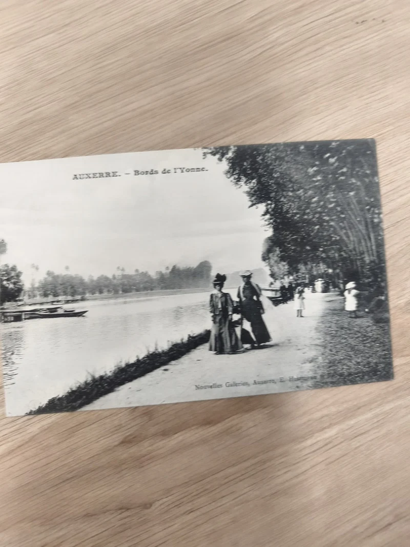 Ancienne CPA Auxerre bords de l?Yonne promenade élégante vintage rare