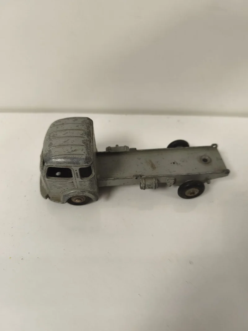 Camion miniature Dinky Toys Simca Cargo Plateau gris, modèle réduit d'occasion
