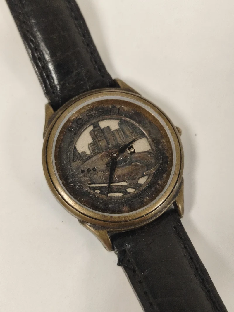Rare montre Fossil édition limitée, cadran décor ville, manque verre