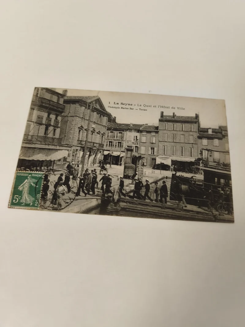 Carte postale ancienne La Seyne Quai Hôtel de Ville timbre 5c noir et blanc