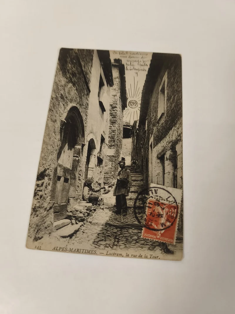 Carte postale ancienne Alpes-Maritimes Lucéram rue Tour CPA animée timbre