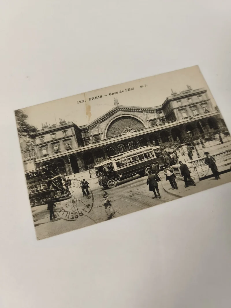 Carte postale ancienne Paris Gare de l'Est CPA, tramway, animation urbaine