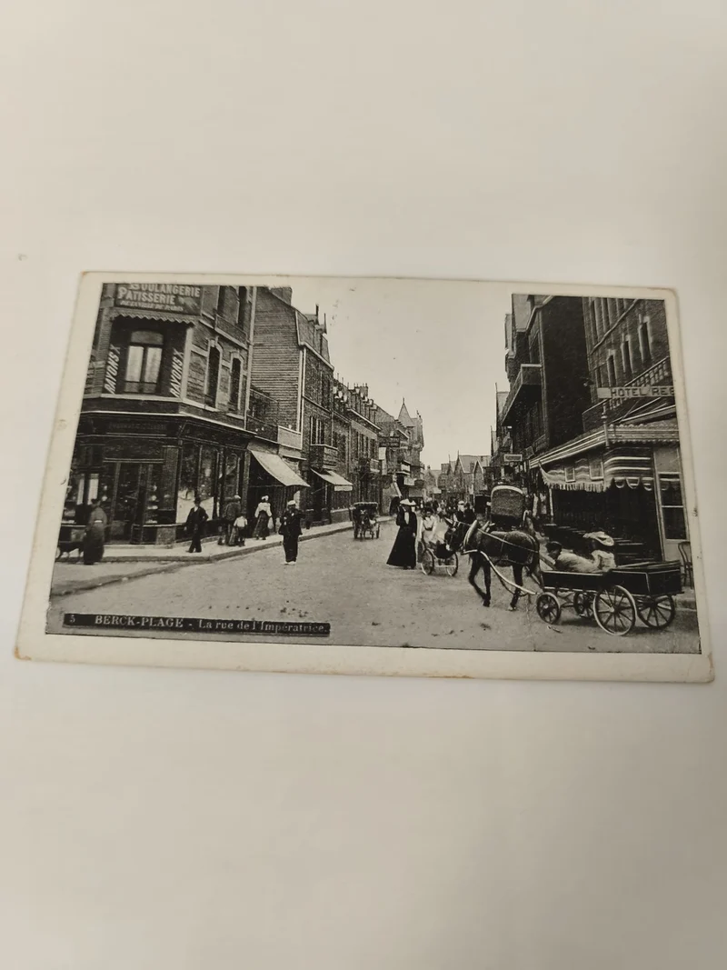 Carte postale ancienne BERCK-PLAGE Rue de l?Impératrice, attelage, boutiques