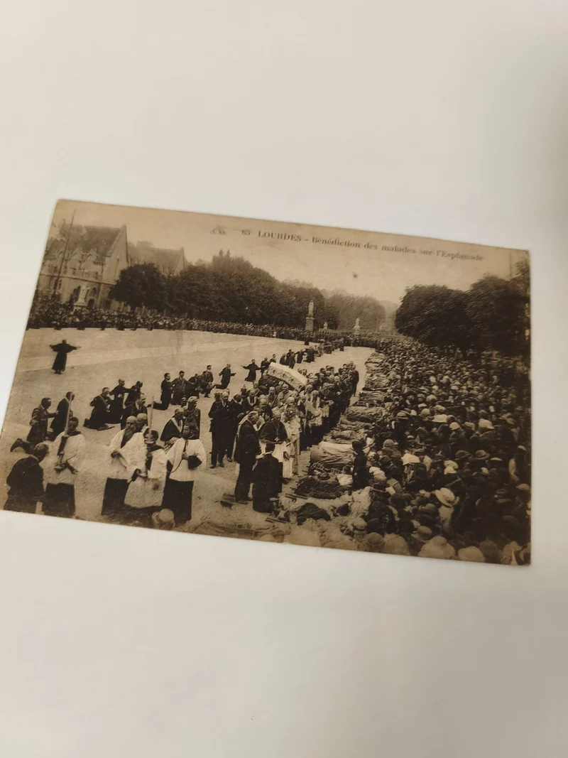 Carte postale ancienne Lourdes bénédiction des malades Esplanade religieux