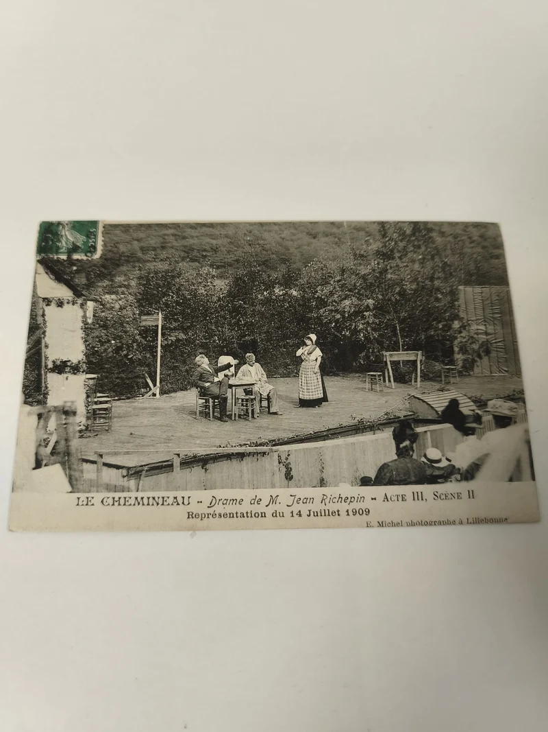 Carte postale ancienne LE CHEMINEAU théâtre 1909 scène extérieure Lillebonne