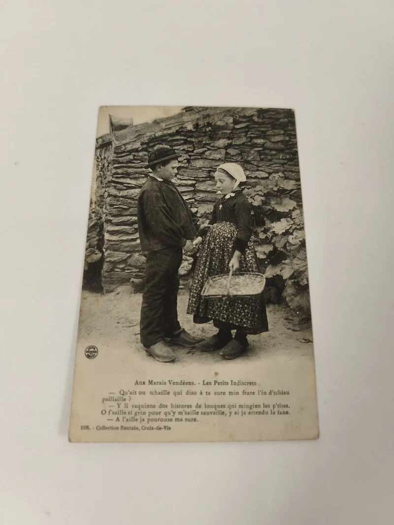 Carte postale ancienne CPA Marais Vendéens Les Petits Indiscrets costume régiona