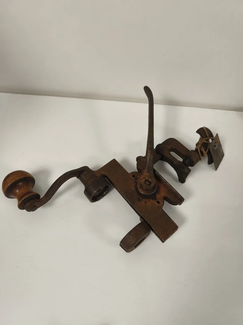 Ancien outil de sertissage Ancienne manivelle métal bois vintage collection