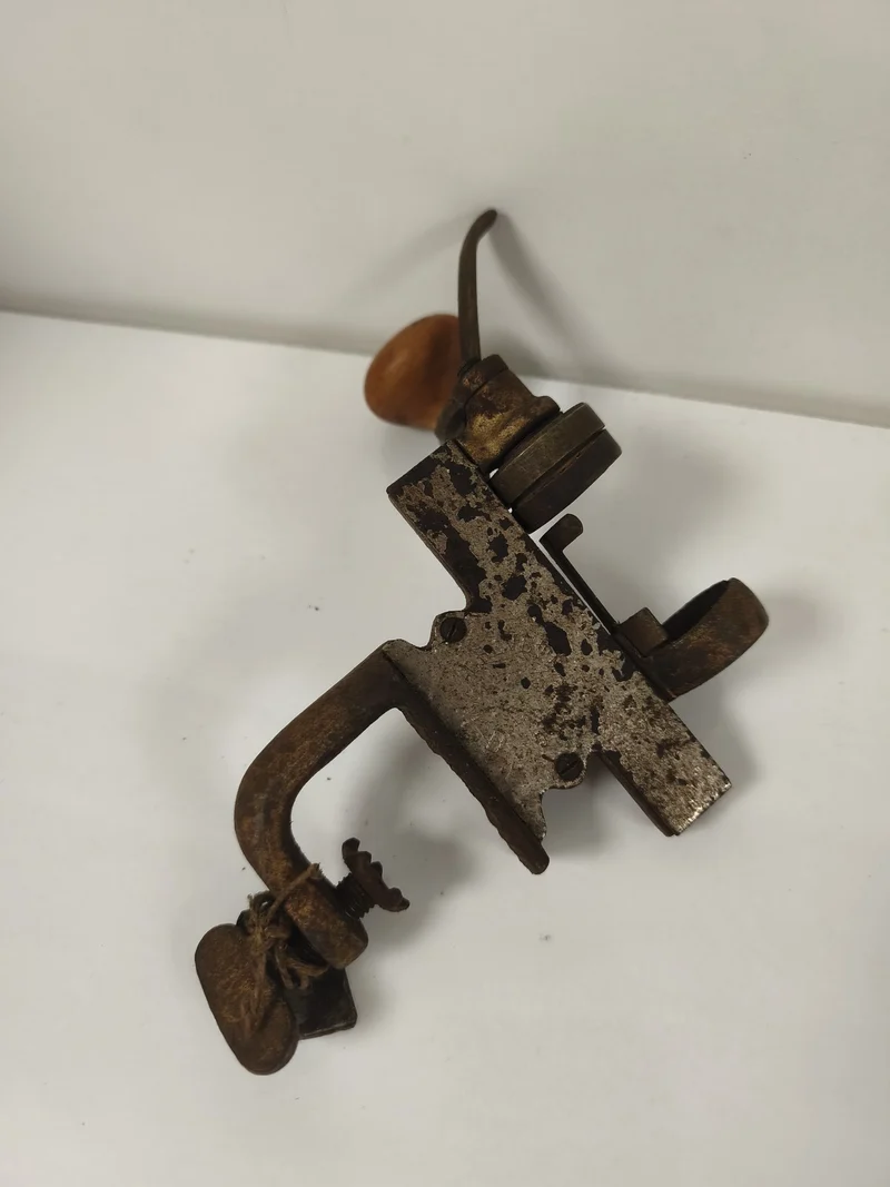 Ancien outil de sertissage métal, poignée bois, vintage, collection outillage