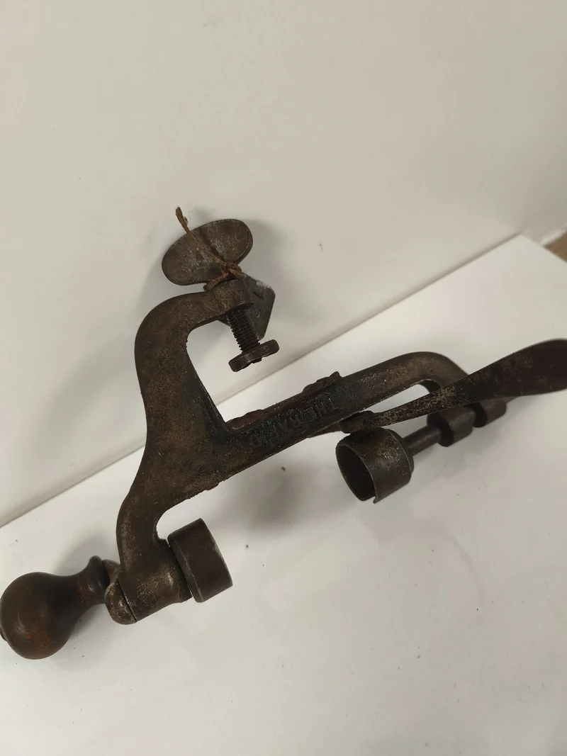 Ancien outil de sertissage Ancienne, métal patiné, poignée bois vintage