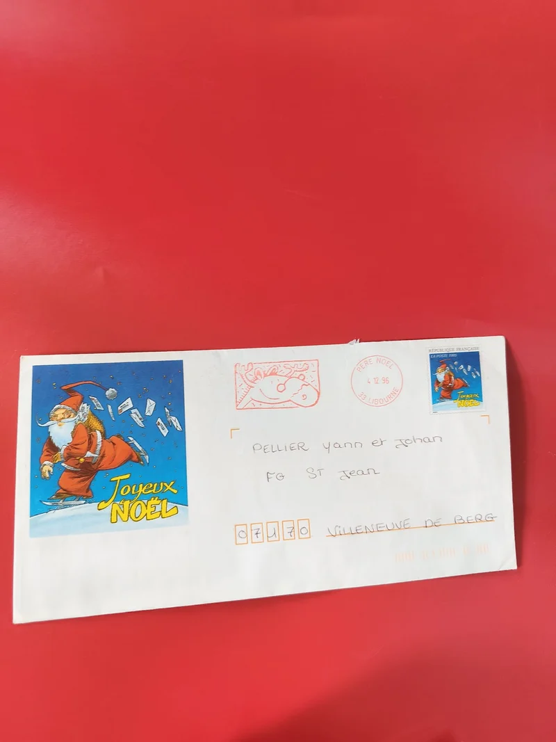 Enveloppe philatélie Joyeux Noël timbre illustré Père Noël sur fond rouge
