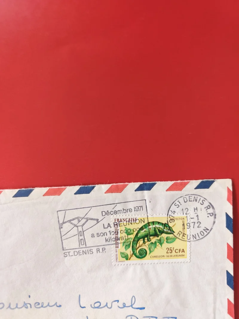 Enveloppe philatélie La Réunion oblitérée, timbre caméléon, bordure tricolore