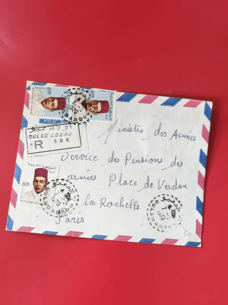 Enveloppe philatélie affranchie timbres Maroc, courrier avion bleu blanc rouge