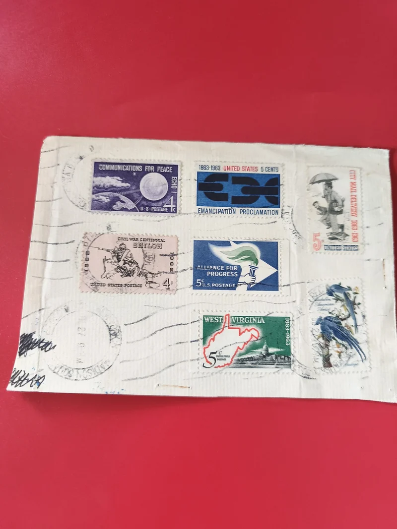 Enveloppe affranchie avec timbres américains thématiques, fond rouge