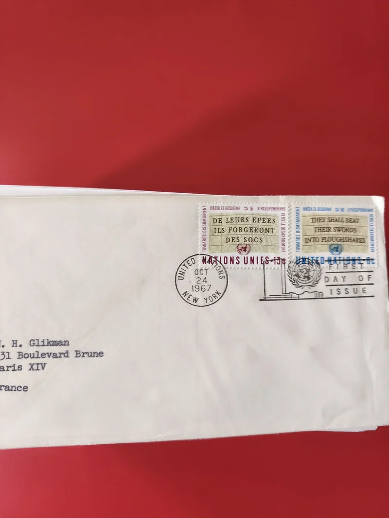 Enveloppe philatélie ONU timbrée, oblitération New York, texte multilingue