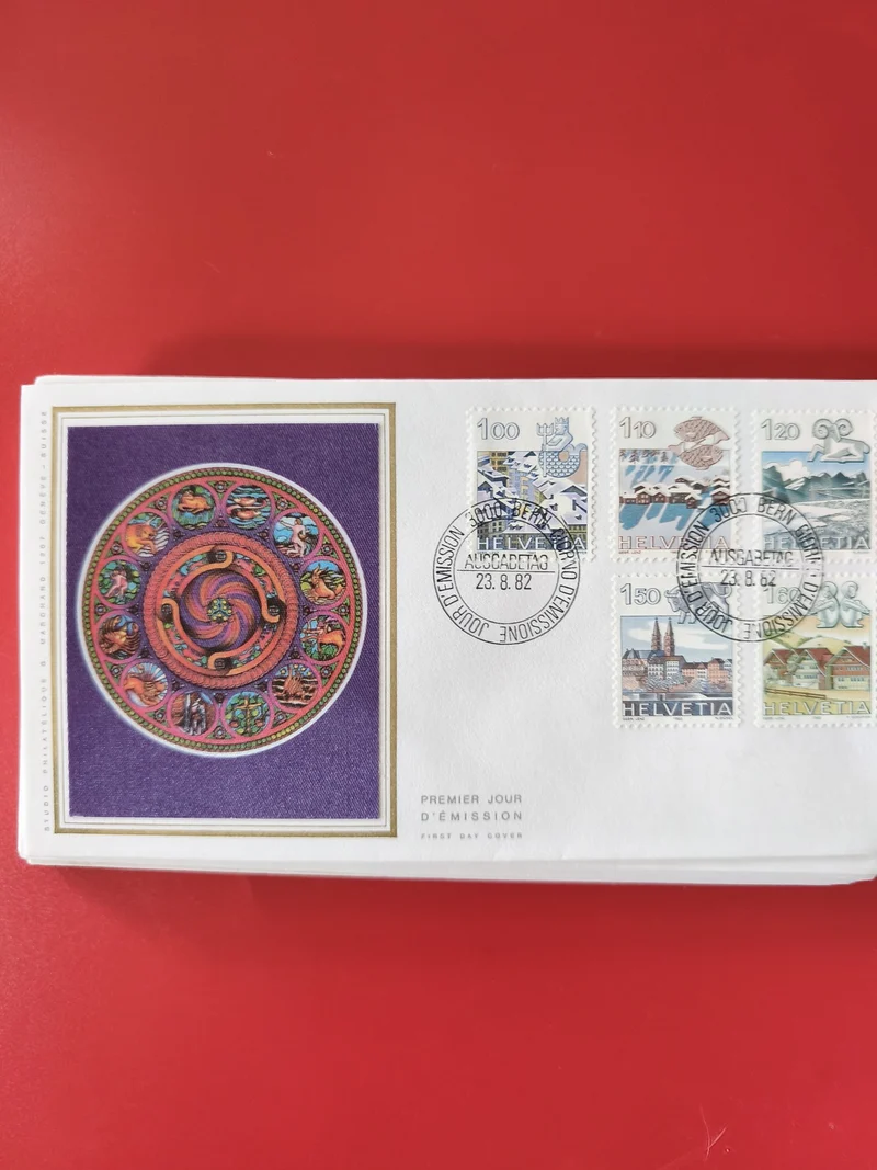 Enveloppe philatélie premier jour Suisse avec timbres Helvetia multicolores