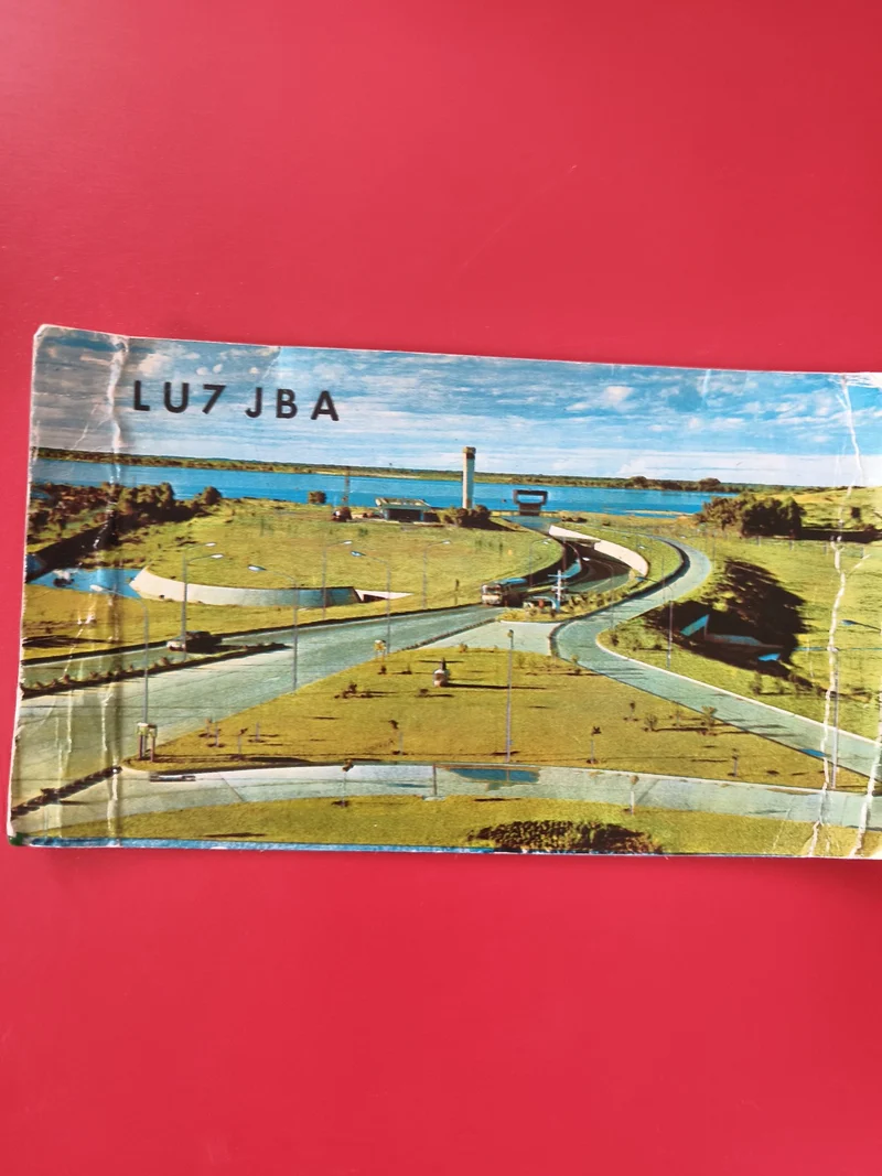 Carte radio LU7 JBA avec illustration paysage, fond rouge, d'occasion