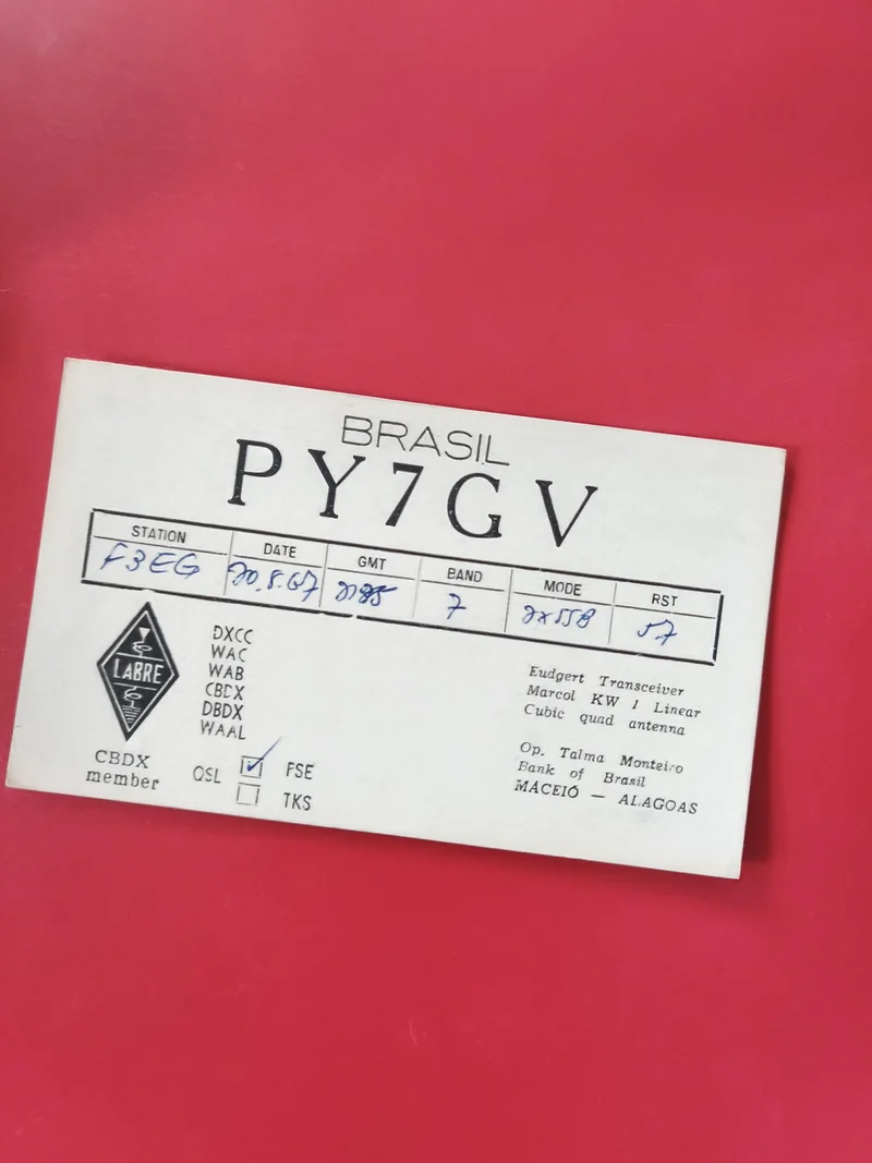 Carte radio QSL PY7GV Brésil, confirmation radioamateur, fond rouge