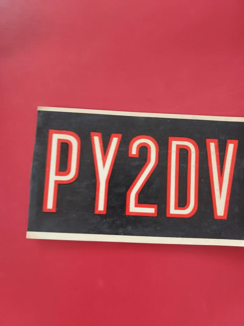 Plaque radio indicatif PY2DV ? Noir et rouge, lettres rouges sur fond noir