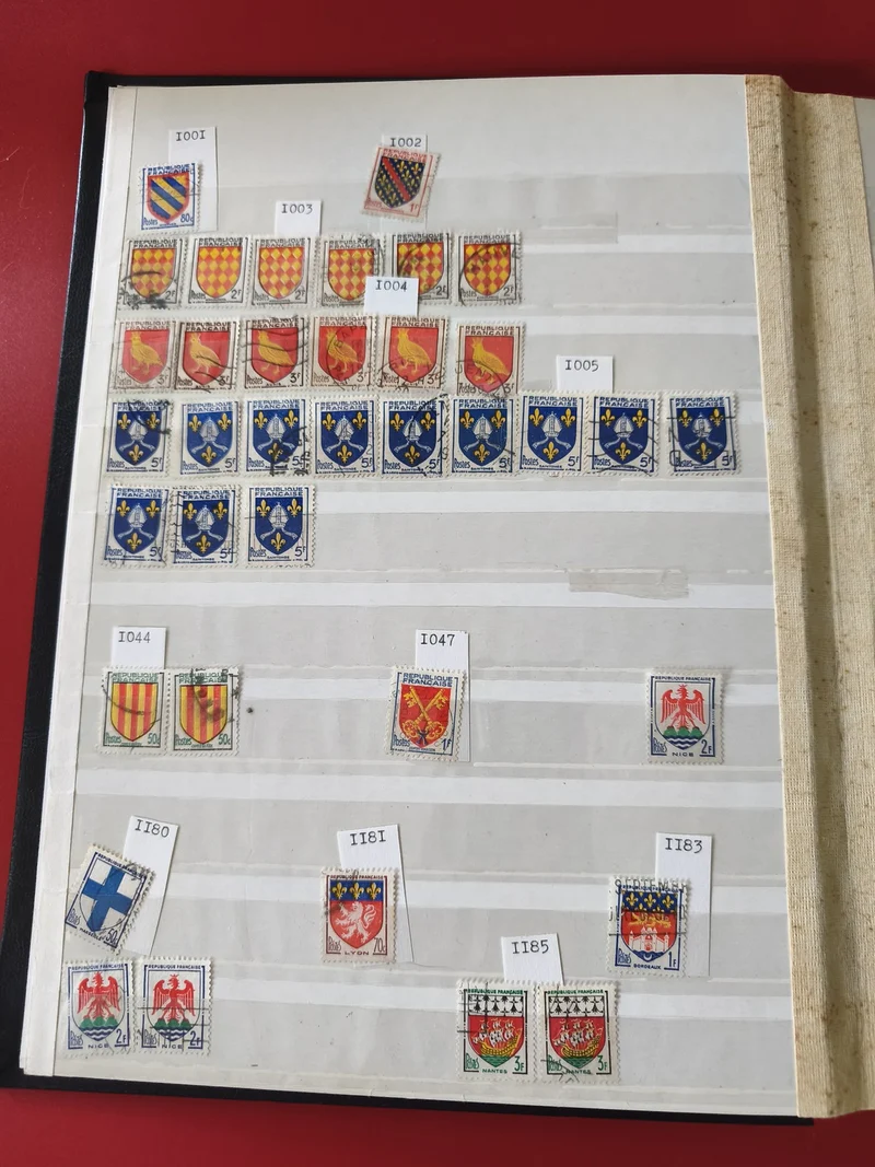 Lot de timbres français blasons multicolores ? Divers motifs héraldiques