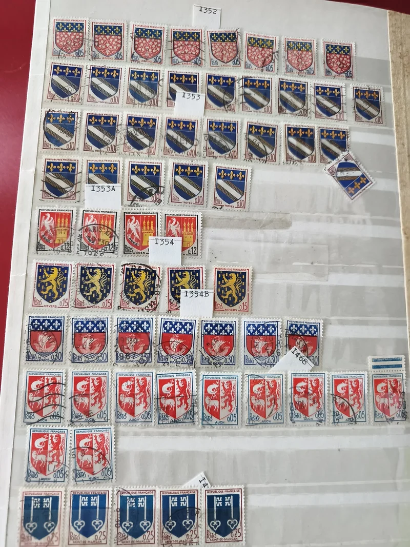 Lot de timbres français oblitérés blasons et armoiries divers formats couleurs