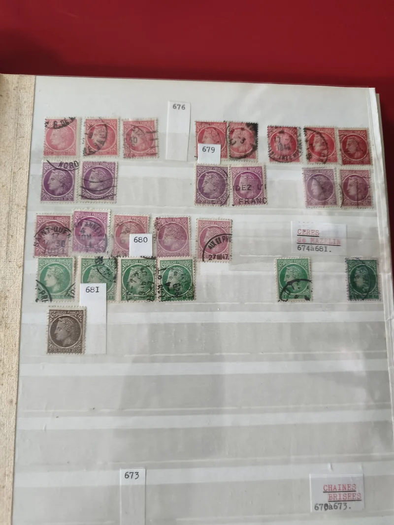 Lot de timbres oblitérés divers formats couleurs variées (support non inclus)