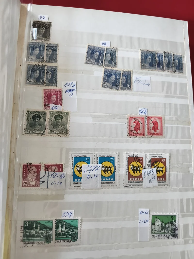 Lot de timbres internationaux variés, différents motifs et couleurs, d'occasion