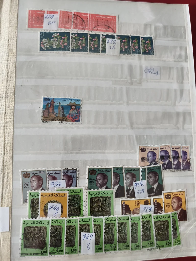 Lot de timbres divers oblitérés, motifs floraux et portraits, couleurs variées