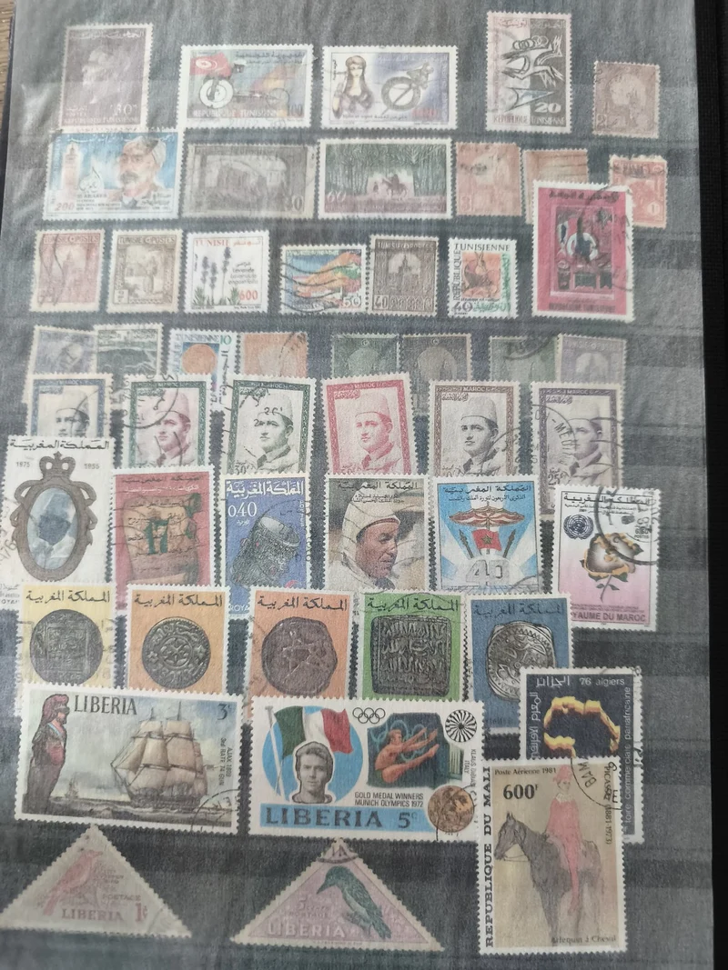 Lot de timbres multicolores Afrique Maghreb Liberia thématiques variées