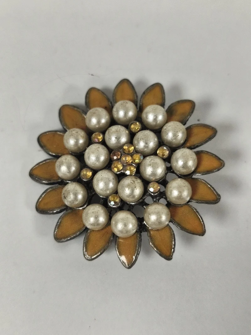 Broche vintage fleur métal doré, perles et strass, style rétro ancien