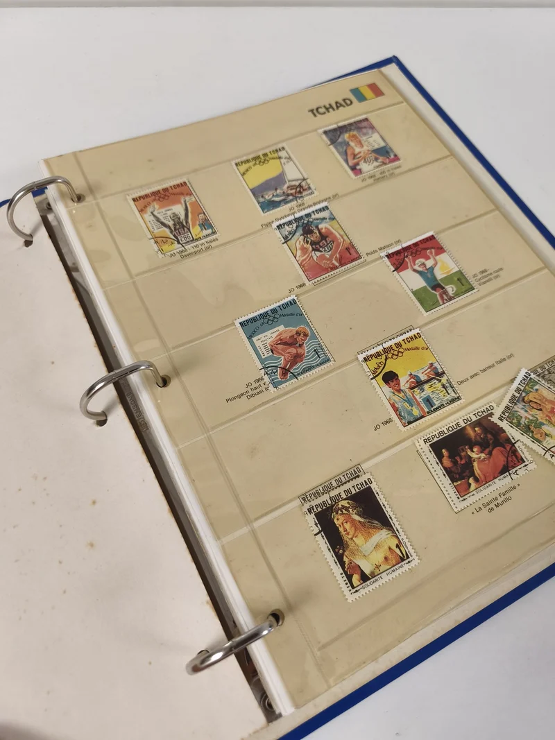 Classeur de timbres partiellement rempli Tchad, pages à anneaux, couverture bleu