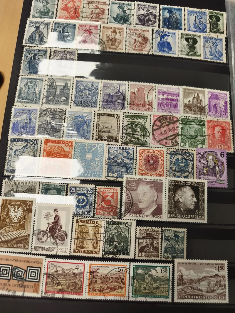 Lot de timbres Autriche multicolores, motifs historiques et paysages (support no