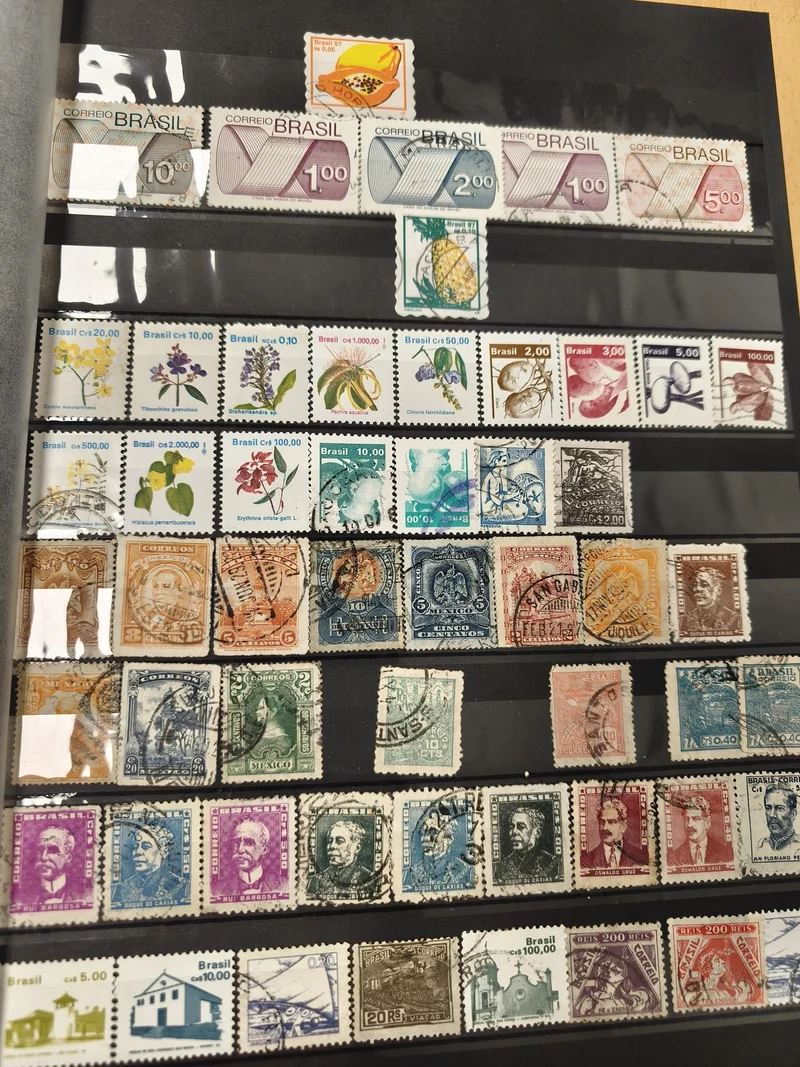 Lot timbres poste internationaux multicolores, thèmes variés, support non inclus