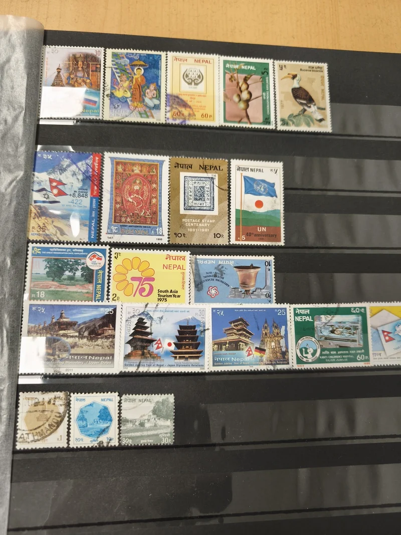 Lot de timbres poste du Népal multicolores thèmes variés (support non inclus)