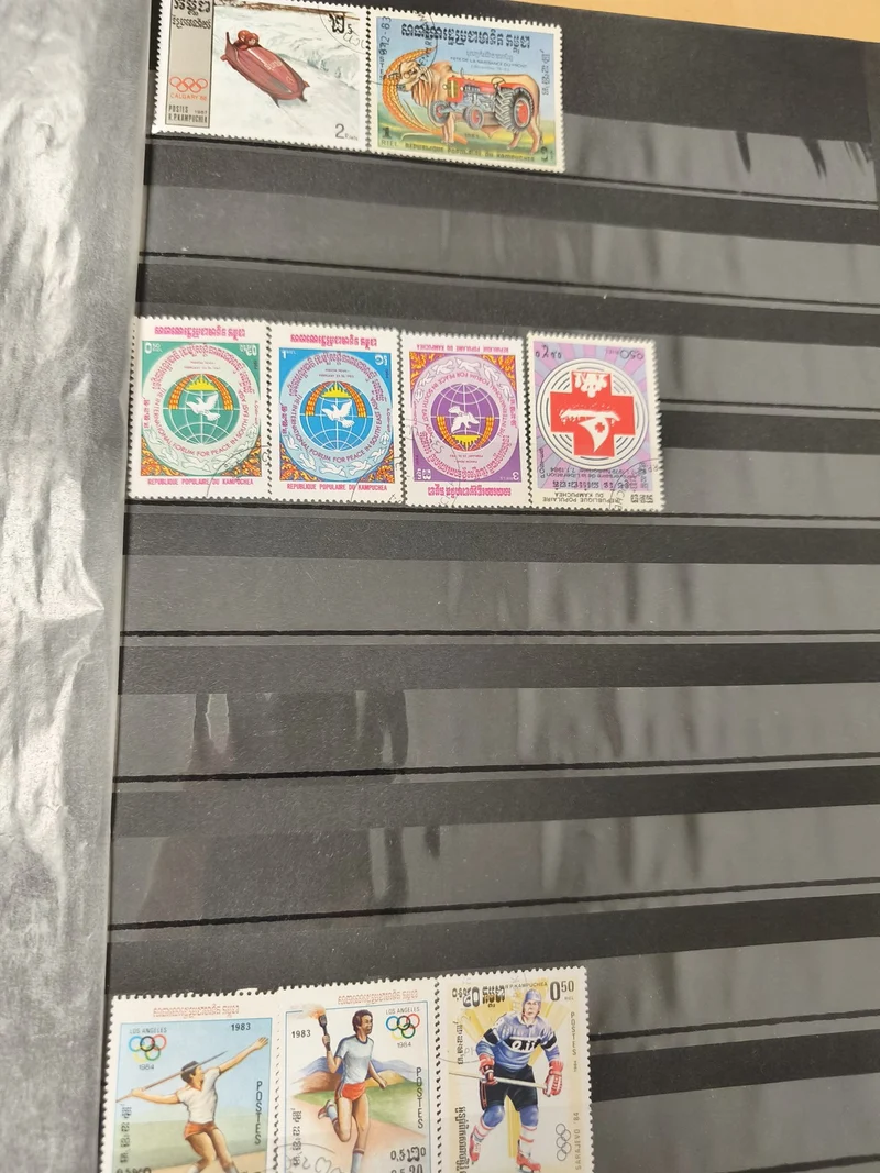 Lot de timbres thématiques sportifs et internationaux multicolores (support non