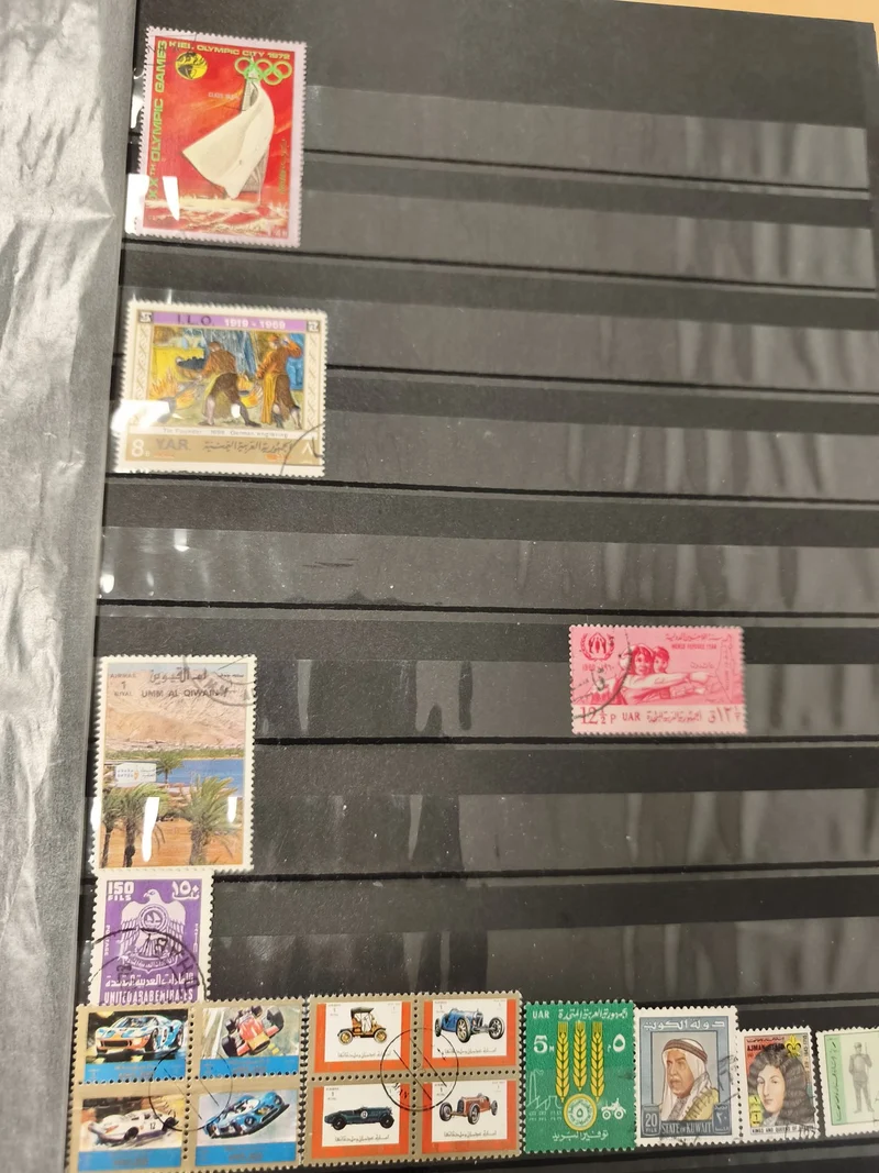 Lot de timbres oblitérés thématiques multicolores, motifs automobiles et personn