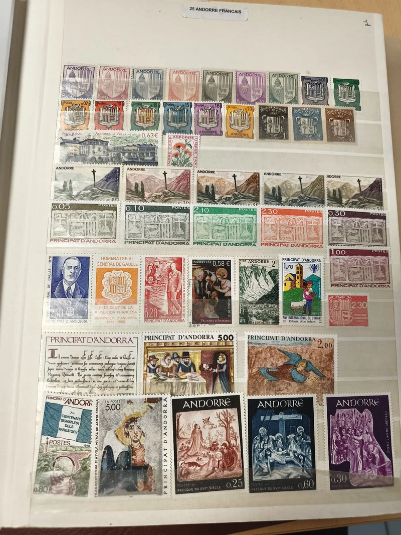 Lot timbres Andorre français multicolores, motifs variés, philatélie (support no