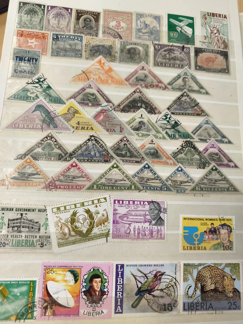 Lot timbres Liberia multicolores divers formats motifs animaux, personnages, avi