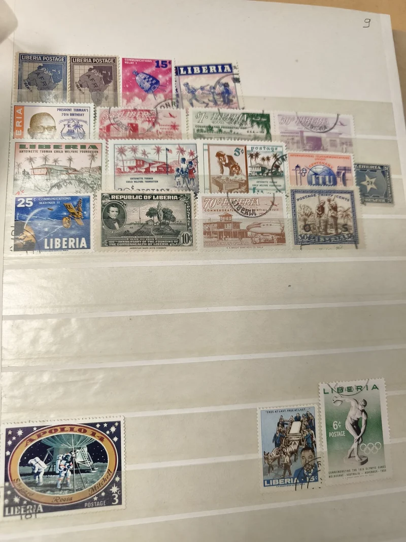 Lot de timbres Liberia multicolores thématiques, divers motifs visibles, support