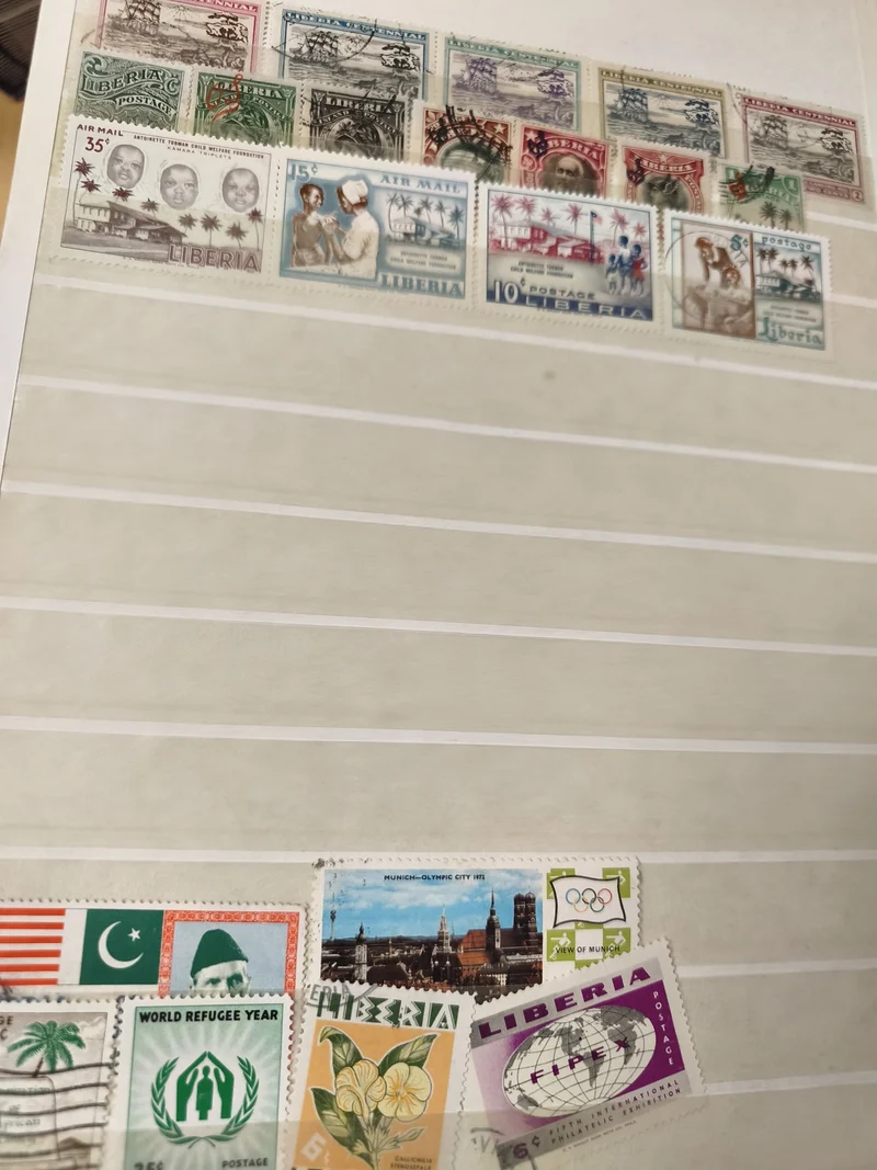 Lot de timbres oblitérés et neufs Liberia et divers thèmes internationaux