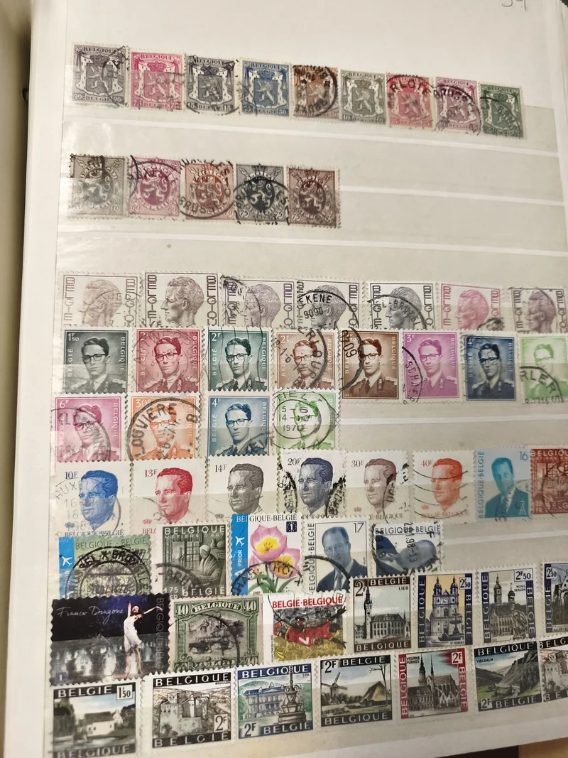 Lot de timbres Belgique oblitérés multicolores, visages et monuments (support ex