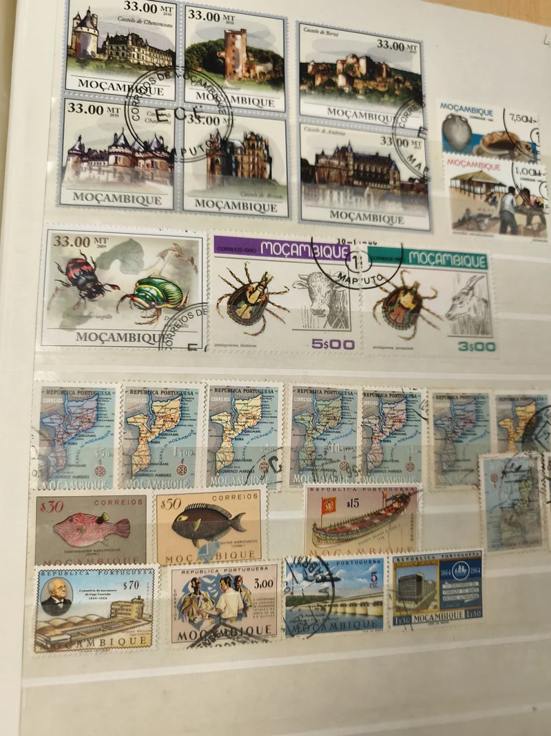 Lot timbres Mozambique animaux monuments paysages timbres oblitérés support non