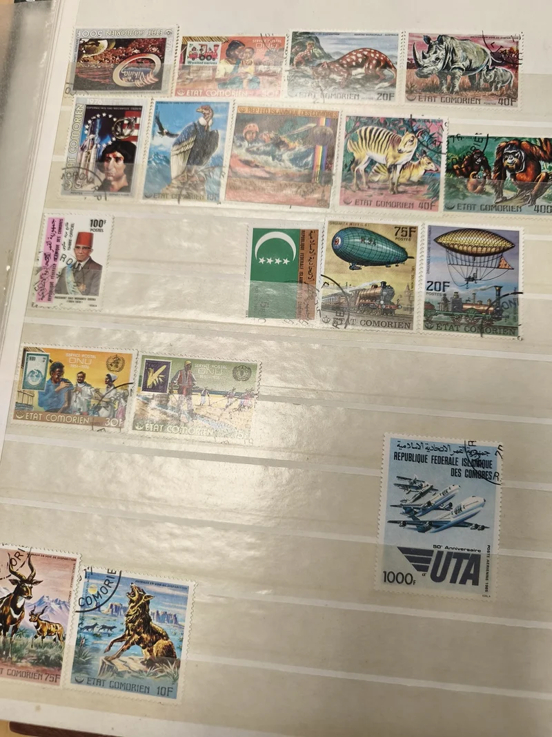 Lot de timbres postes Comores animaux, avions, personnages, d'occasion