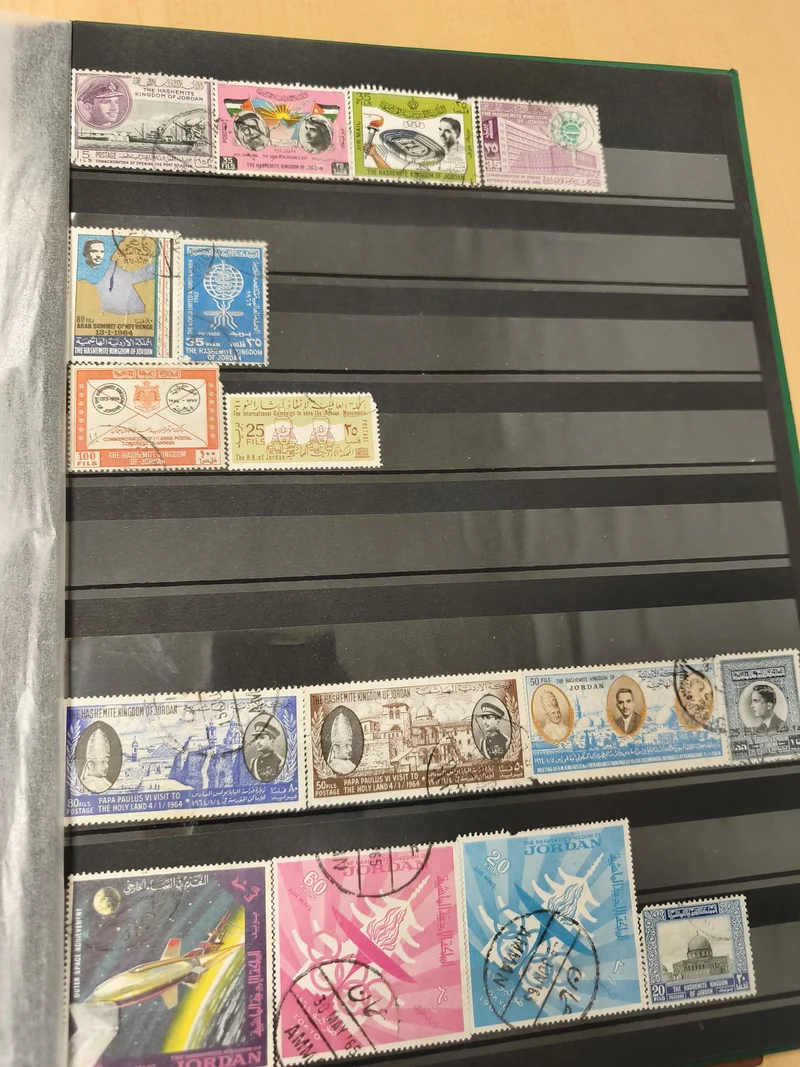 Lot de timbres Jordanie multicolores, thèmes variés, d'occasion (support exclu)