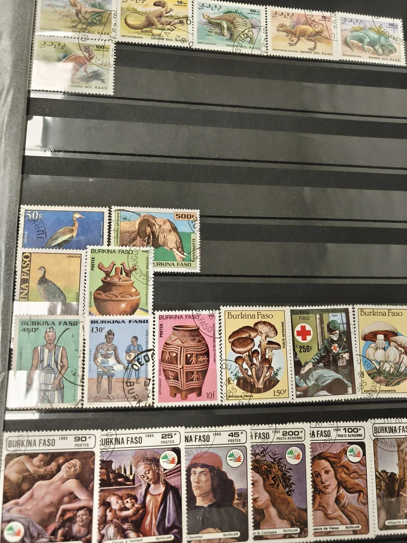 Lot timbres oblitérés thématiques animaux, art, Burkina Faso, Sahara, couleurs v