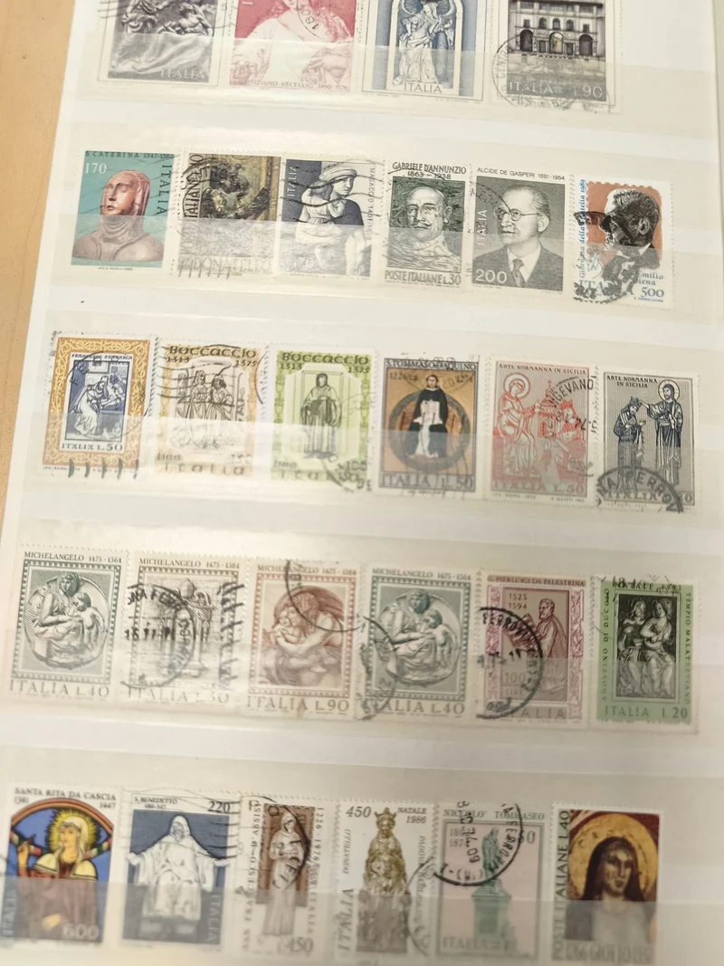 Lot de timbres philatélie Italie oblitérés, motifs personnages et monuments