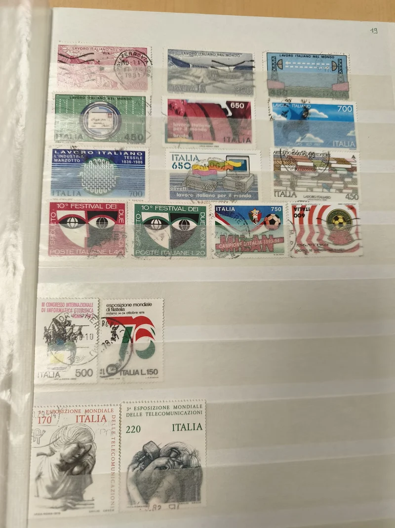 Lot de timbres Italie oblitérés thématiques, football, événements, couleurs vari